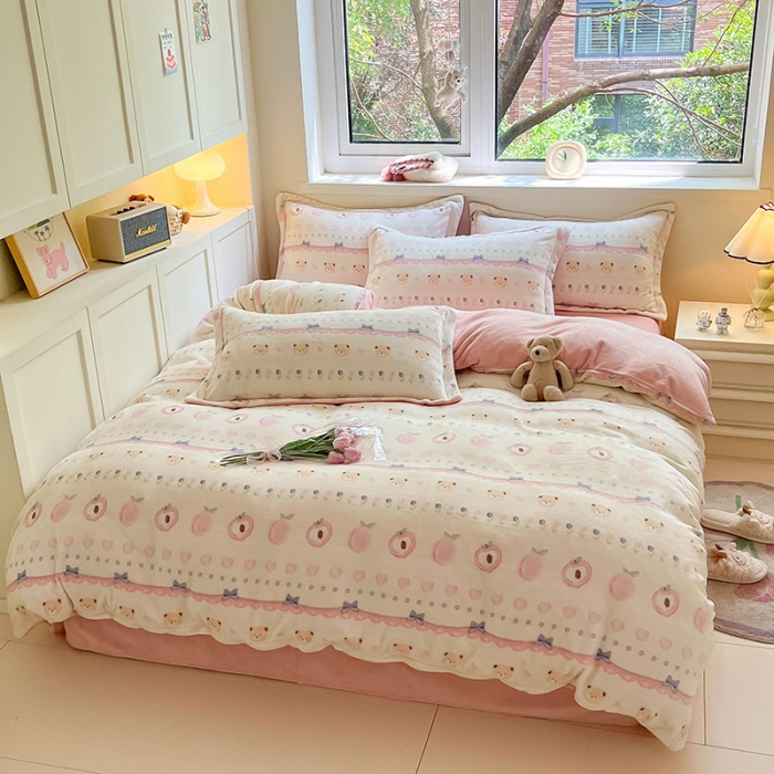 91家纺网 家纺一手货源 找家纺 金丝鸟家纺 2023新款220g全消光印花款牛奶绒四件套 蜜桃熊