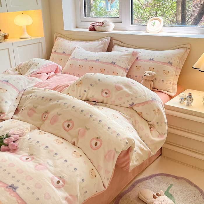 91家纺网 家纺一手货源 找家纺 金丝鸟家纺 2023新款220g全消光印花款牛奶绒四件套 蜜桃熊