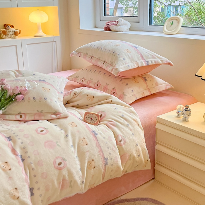 91家纺网 家纺一手货源 找家纺 金丝鸟家纺 2023新款220g全消光印花款牛奶绒四件套 蜜桃熊