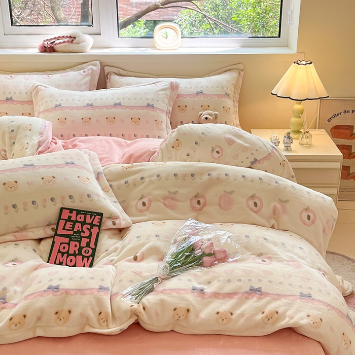 91家纺网 家纺一手货源 找家纺 金丝鸟家纺 2023新款220g全消光印花款牛奶绒四件套 蜜桃熊