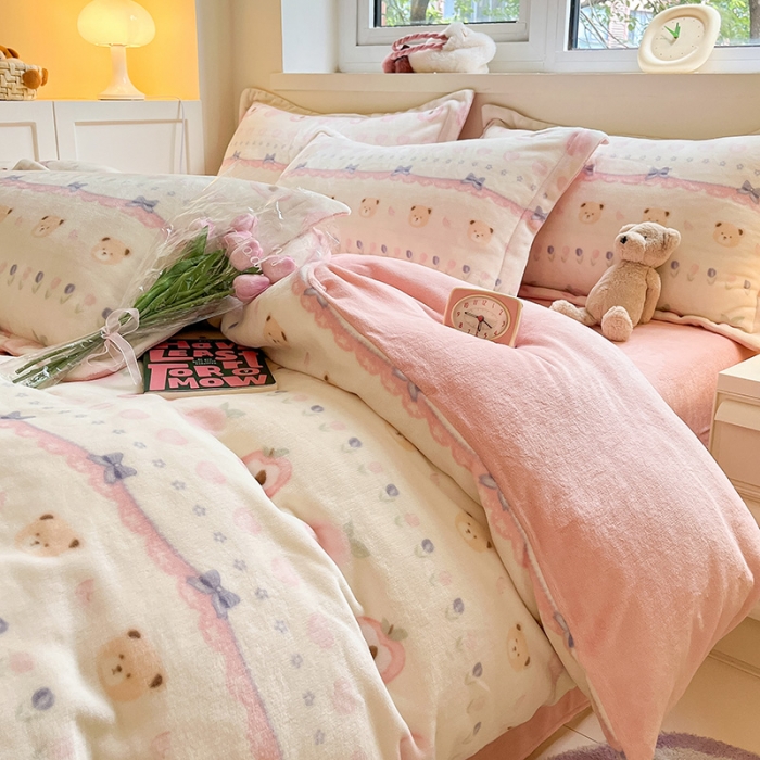 91家纺网 家纺一手货源 找家纺 金丝鸟家纺 2023新款220g全消光印花款牛奶绒四件套 蜜桃熊