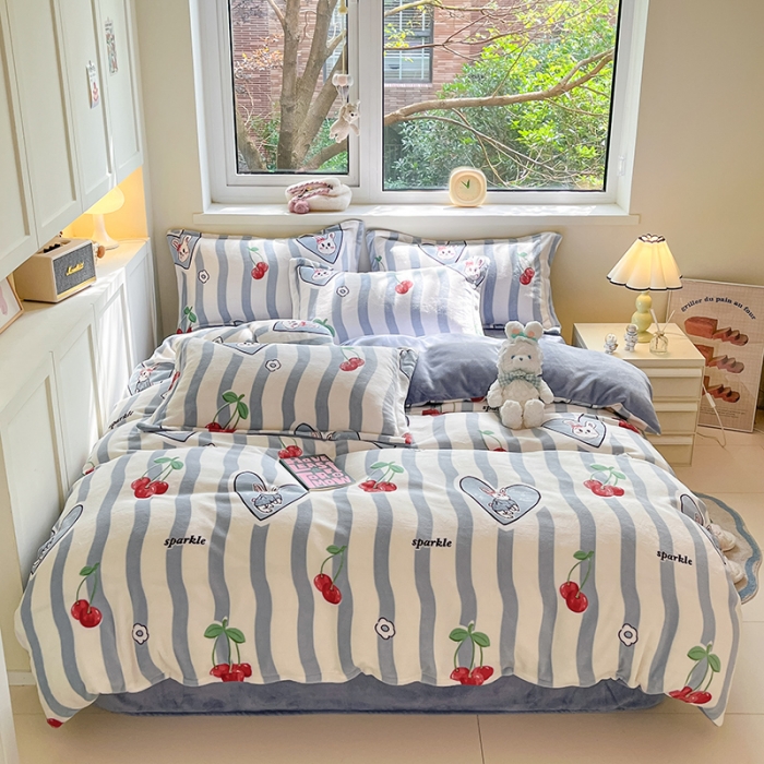 91家纺网 家纺一手货源 找家纺 金丝鸟家纺 2023新款220g全消光印花款牛奶绒四件套 条纹樱桃兔