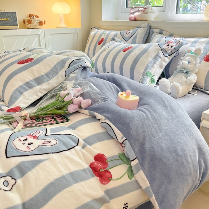 91家纺网 家纺一手货源 找家纺 金丝鸟家纺 2023新款220g全消光印花款牛奶绒四件套 条纹樱桃兔