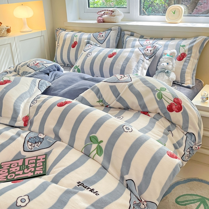 91家纺网 家纺一手货源 找家纺 金丝鸟家纺 2023新款220g全消光印花款牛奶绒四件套 条纹樱桃兔