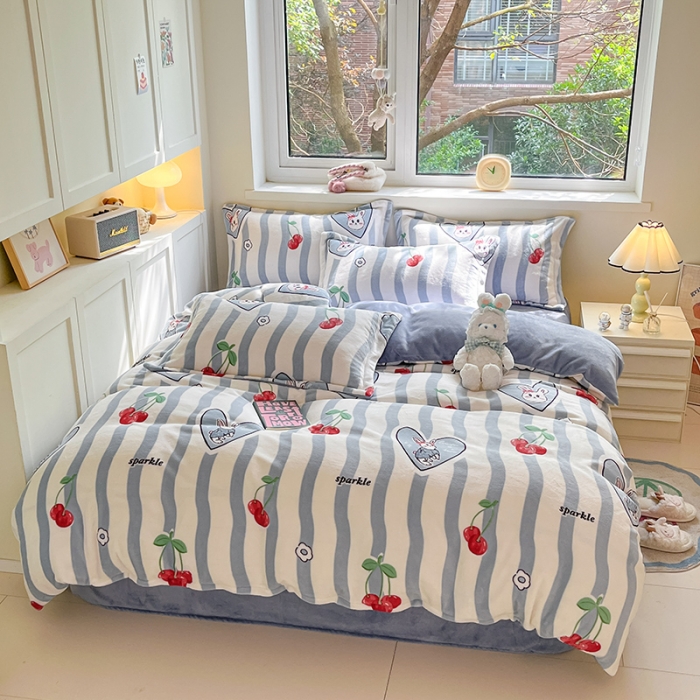 91家纺网 家纺一手货源 找家纺 金丝鸟家纺 2023新款220g全消光印花款牛奶绒四件套 条纹樱桃兔