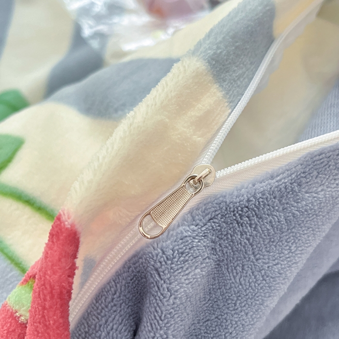 91家纺网 家纺一手货源 找家纺 金丝鸟家纺 2023新款220g全消光印花款牛奶绒四件套 条纹樱桃兔