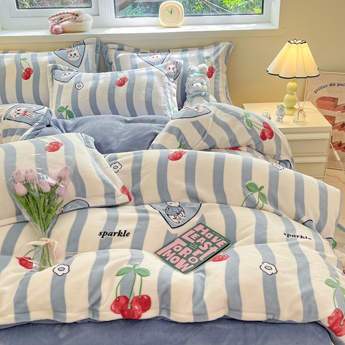 91家纺网 家纺一手货源 找家纺 金丝鸟家纺 2023新款220g全消光印花款牛奶绒四件套 条纹樱桃兔