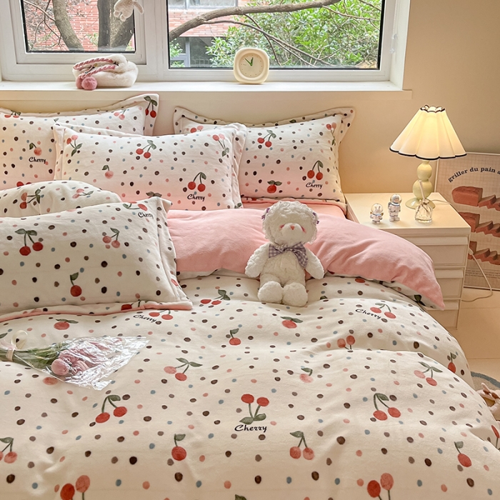 91家纺网 家纺一手货源 找家纺 金丝鸟家纺 2023新款220g全消光印花款牛奶绒四件套 樱桃点点
