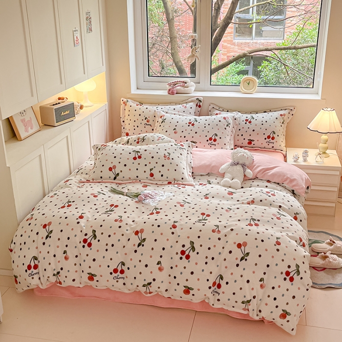 91家纺网 家纺一手货源 找家纺 金丝鸟家纺 2023新款220g全消光印花款牛奶绒四件套 樱桃点点