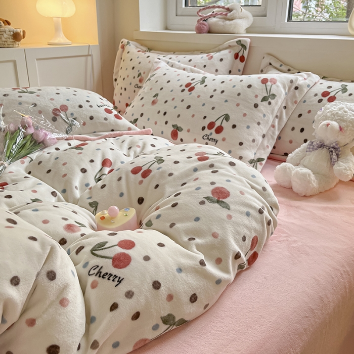 91家纺网 家纺一手货源 找家纺 金丝鸟家纺 2023新款220g全消光印花款牛奶绒四件套 樱桃点点