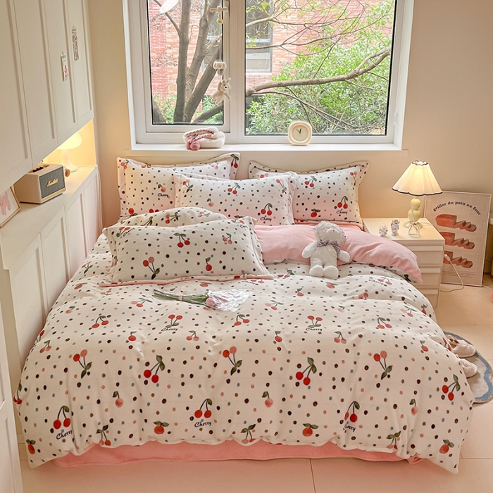 91家纺网 家纺一手货源 找家纺 金丝鸟家纺 2023新款220g全消光印花款牛奶绒四件套 樱桃点点