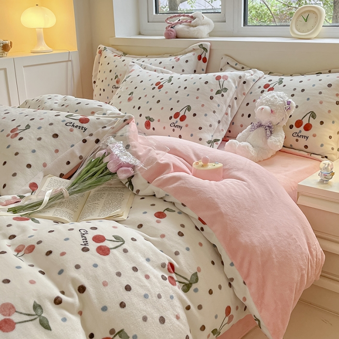 91家纺网 家纺一手货源 找家纺 金丝鸟家纺 2023新款220g全消光印花款牛奶绒四件套 樱桃点点