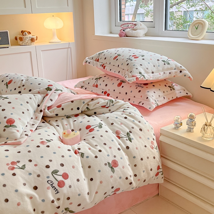 91家纺网 家纺一手货源 找家纺 金丝鸟家纺 2023新款220g全消光印花款牛奶绒四件套 樱桃点点