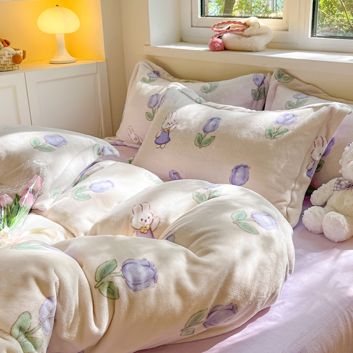 91家纺网 家纺一手货源 找家纺 金丝鸟家纺 2023新款220g全消光印花款牛奶绒四件套 紫色花语