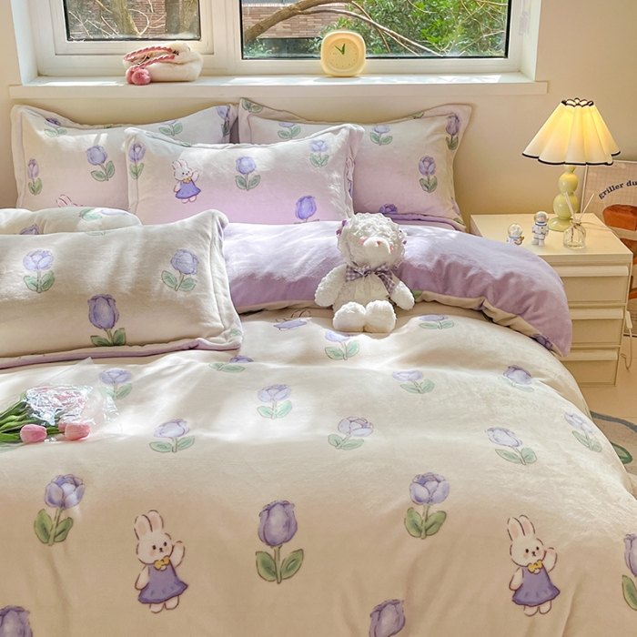 91家纺网 家纺一手货源 找家纺 金丝鸟家纺 2023新款220g全消光印花款牛奶绒四件套 紫色花语