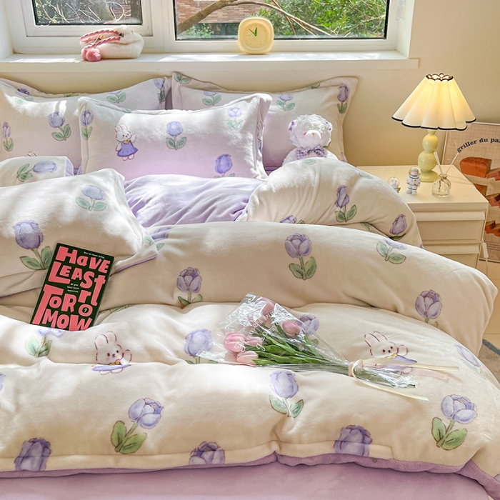 91家纺网 家纺一手货源 找家纺 金丝鸟家纺 2023新款220g全消光印花款牛奶绒四件套 紫色花语