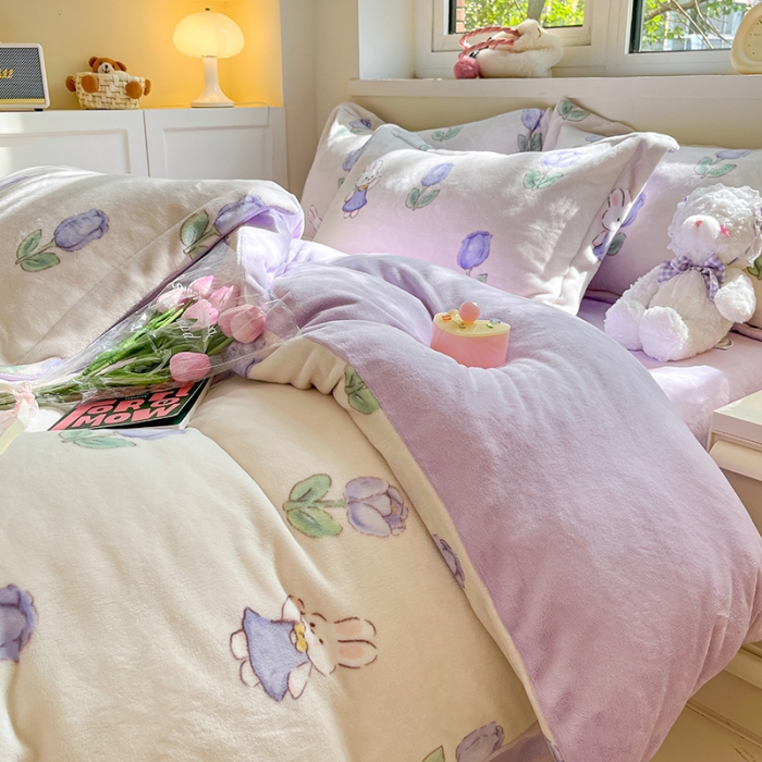 91家纺网 家纺一手货源 找家纺 金丝鸟家纺 2023新款220g全消光印花款牛奶绒四件套 紫色花语