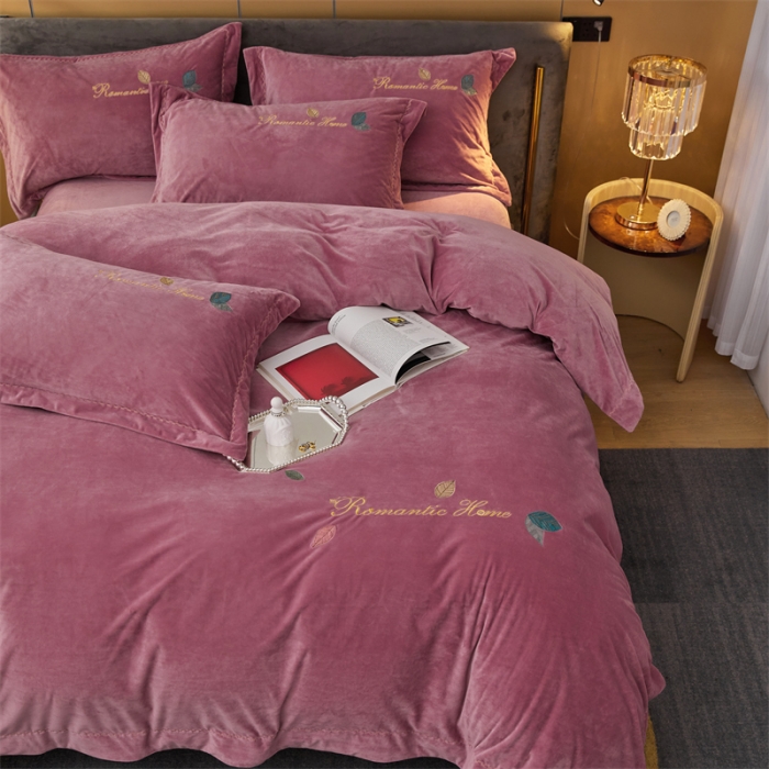 91家纺网 家纺一手货源 找家纺 瑞驰家纺 2023新款A类婴儿绒刺绣加厚保暖四件套—艾丽莎 艾丽莎-豆沙红