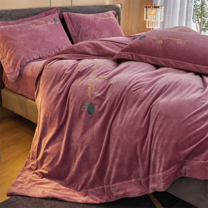 91家纺网 家纺一手货源 找家纺 瑞驰家纺 2023新款A类婴儿绒刺绣加厚保暖四件套—艾丽莎 艾丽莎-豆沙红