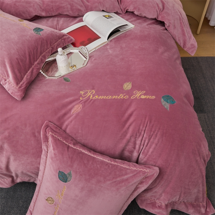 91家纺网 家纺一手货源 找家纺 瑞驰家纺 2023新款A类婴儿绒刺绣加厚保暖四件套—艾丽莎 艾丽莎-豆沙红