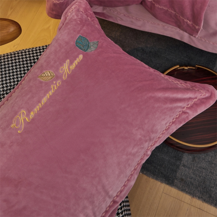 91家纺网 家纺一手货源 找家纺 瑞驰家纺 2023新款A类婴儿绒刺绣加厚保暖四件套—艾丽莎 艾丽莎-豆沙红