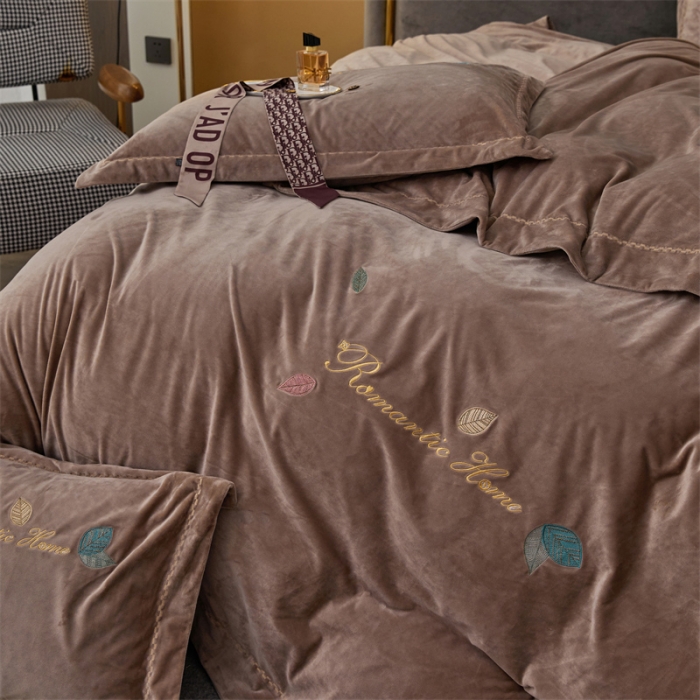 91家纺网 家纺一手货源 找家纺 瑞驰家纺 2023新款A类婴儿绒刺绣加厚保暖四件套—艾丽莎 艾丽莎-卡其