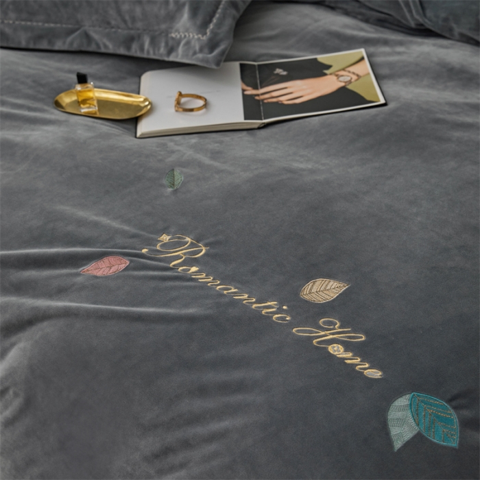 91家纺网 家纺一手货源 找家纺 瑞驰家纺 2023新款A类婴儿绒刺绣加厚保暖四件套—艾丽莎 艾丽莎-罗马灰