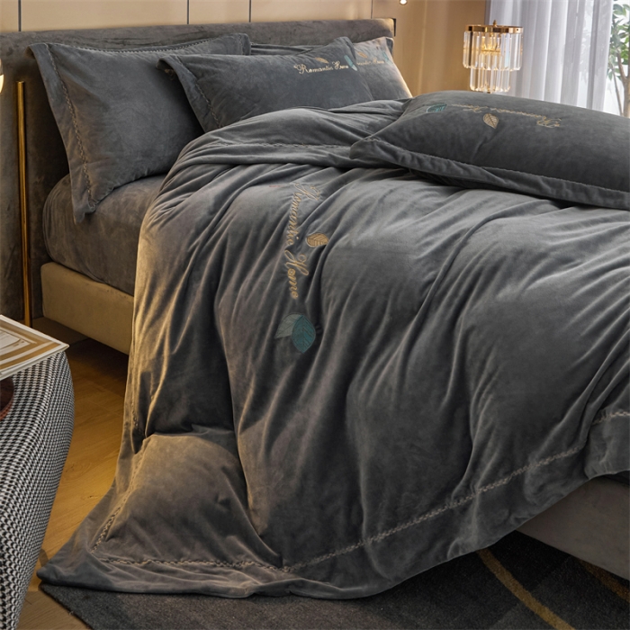 91家纺网 家纺一手货源 找家纺 瑞驰家纺 2023新款A类婴儿绒刺绣加厚保暖四件套—艾丽莎 艾丽莎-罗马灰