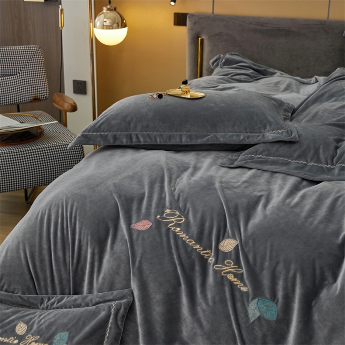 91家纺网 家纺一手货源 找家纺 瑞驰家纺 2023新款A类婴儿绒刺绣加厚保暖四件套—艾丽莎 艾丽莎-罗马灰