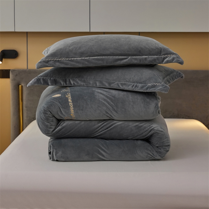 91家纺网 家纺一手货源 找家纺 瑞驰家纺 2023新款A类婴儿绒刺绣加厚保暖四件套—艾丽莎 艾丽莎-罗马灰