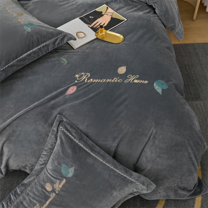 91家纺网 家纺一手货源 找家纺 瑞驰家纺 2023新款A类婴儿绒刺绣加厚保暖四件套—艾丽莎 艾丽莎-罗马灰