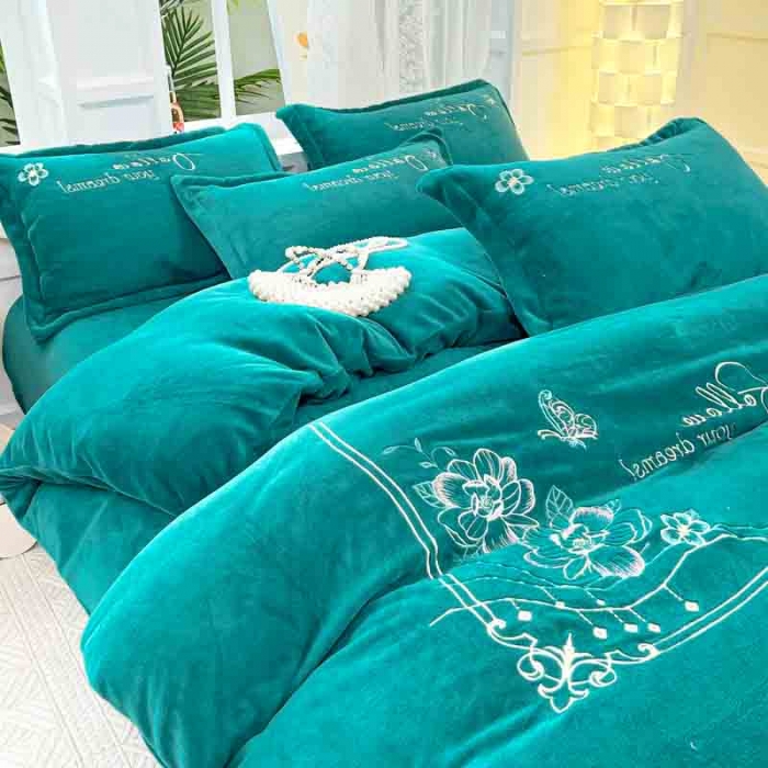 91家纺网 家纺一手货源 找家纺 易辰美 2023新款芳华系列保暖牛奶绒刺绣四件套 芳华一雅绿