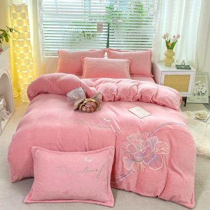 91家纺网 家纺一手货源 找家纺 易辰美 2023新款花魁系列保暖牛奶绒刺绣四件套 花魁一芋粉