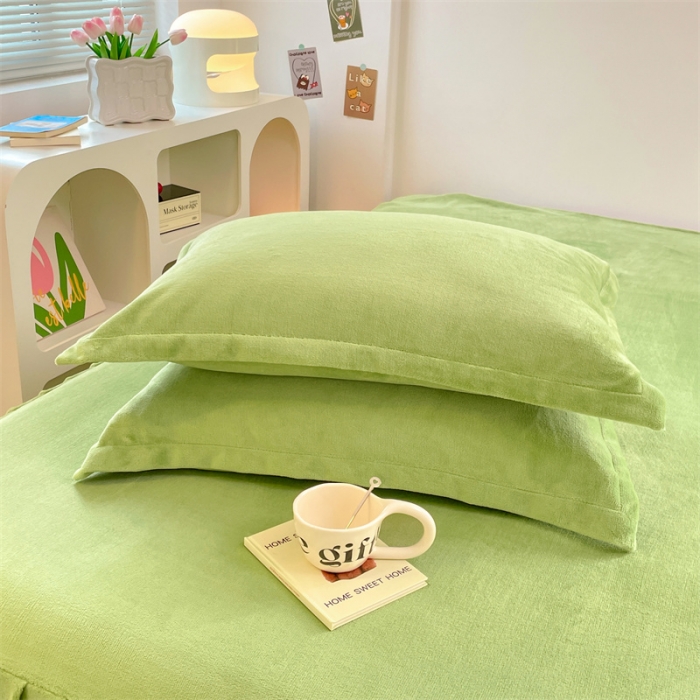 91家纺网 家纺一手货源 找家纺 梦舒羽 2025新款冬季牛奶绒枕套加厚加绒亲肤柔软枕芯套 芥末绿