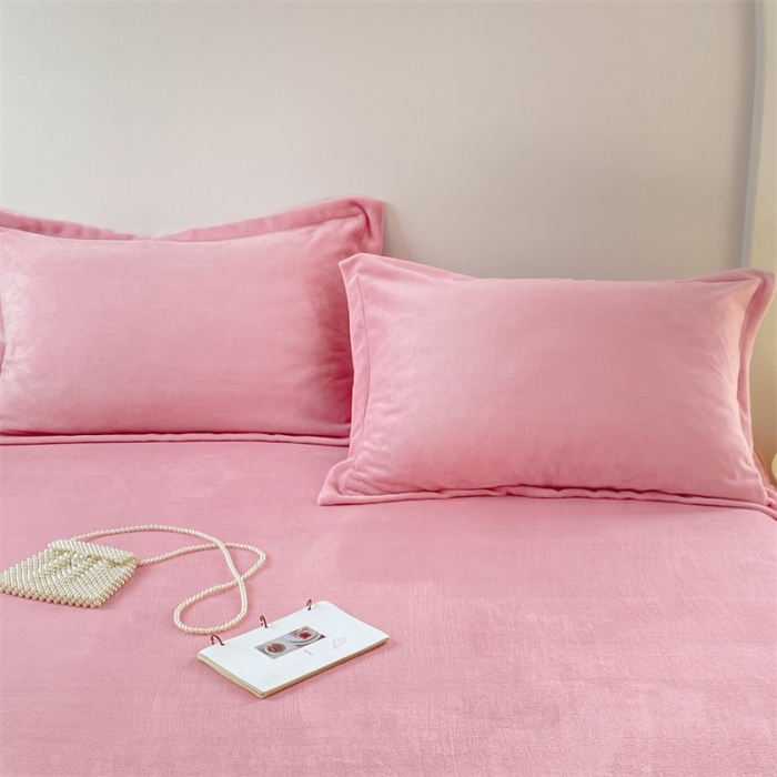 91家纺网 家纺一手货源 找家纺 梦舒羽 2025新款冬季牛奶绒枕套加厚加绒亲肤柔软枕芯套 樱花粉