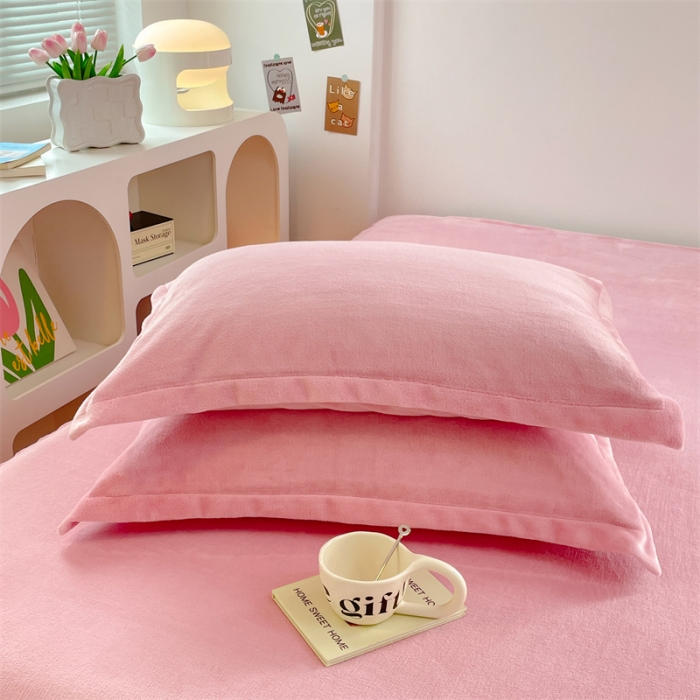 91家纺网 家纺一手货源 找家纺 梦舒羽 2025新款冬季牛奶绒枕套加厚加绒亲肤柔软枕芯套 樱花粉