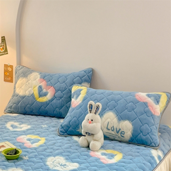 91家纺网 家纺一手货源 找家纺 梦舒羽 2025新款冬季牛奶绒夹棉加厚加绒亲肤柔软枕芯套 爱意浓浓