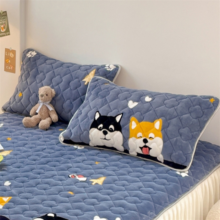 91家纺网 家纺一手货源 找家纺 梦舒羽 2025新款冬季牛奶绒夹棉加厚加绒亲肤柔软枕芯套 可爱狗狗