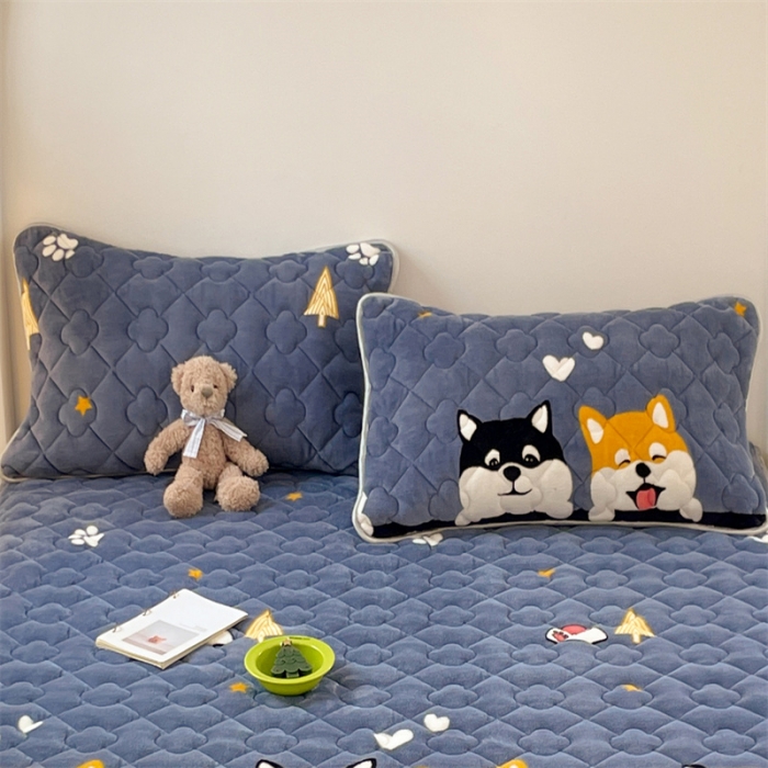 91家纺网 家纺一手货源 找家纺 梦舒羽 2025新款冬季牛奶绒夹棉加厚加绒亲肤柔软枕芯套 可爱狗狗