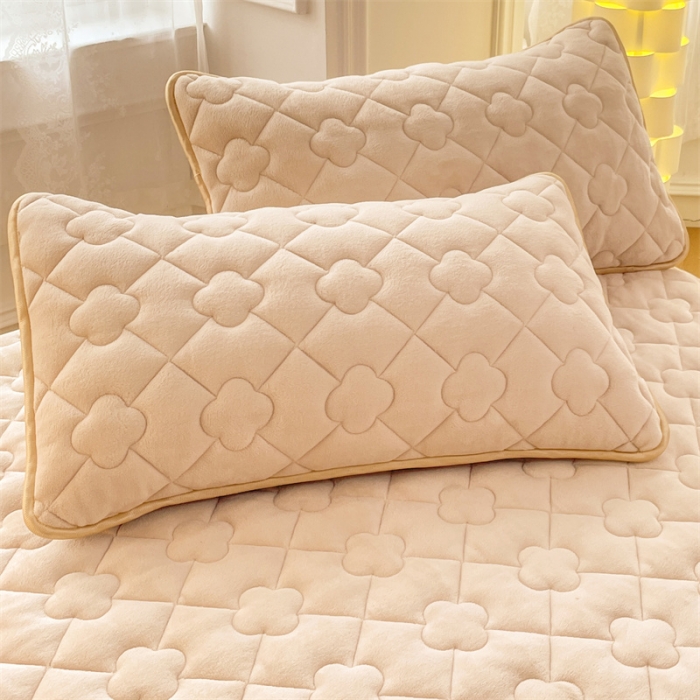 91家纺网 家纺一手货源 找家纺 梦舒羽 2025新款冬季牛奶绒夹棉加厚加绒亲肤柔软枕芯套 米黄