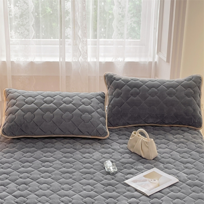 91家纺网 家纺一手货源 找家纺 梦舒羽 2025新款冬季牛奶绒夹棉加厚加绒亲肤柔软枕芯套 银优灰