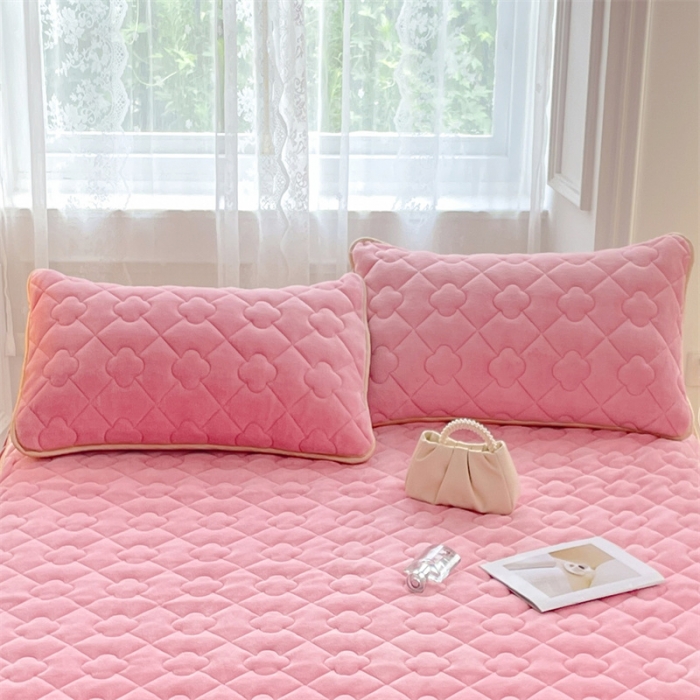 91家纺网 家纺一手货源 找家纺 梦舒羽 2025新款冬季牛奶绒夹棉加厚加绒亲肤柔软枕芯套 樱花粉