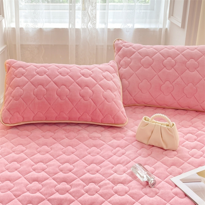 91家纺网 家纺一手货源 找家纺 梦舒羽 2025新款冬季牛奶绒夹棉加厚加绒亲肤柔软枕芯套 樱花粉