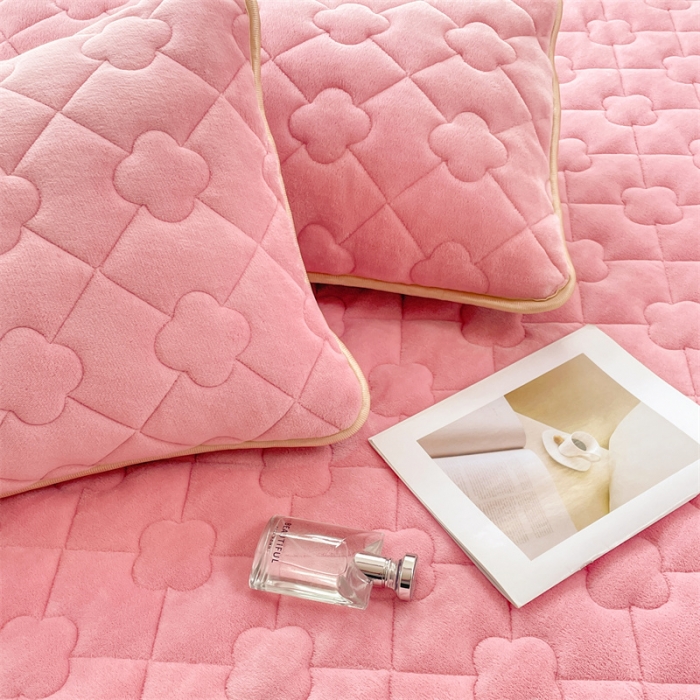 91家纺网 家纺一手货源 找家纺 梦舒羽 2025新款冬季牛奶绒夹棉加厚加绒亲肤柔软枕芯套 樱花粉