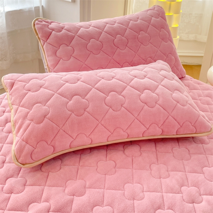 91家纺网 家纺一手货源 找家纺 梦舒羽 2025新款冬季牛奶绒夹棉加厚加绒亲肤柔软枕芯套 樱花粉