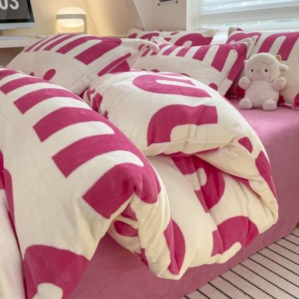 91家纺网 家纺一手货源 找家纺 暮思 2023新款ins休闲时尚简约北欧风高克重牛奶绒四件套 M字母-粉