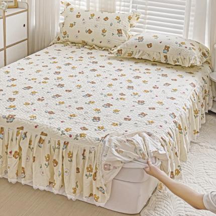 91家纺网 家纺一手货源 找家纺 罗艺轩 2024新款全棉花边床笠式夹棉床裙三件套波塞尔庄园安妮小熊