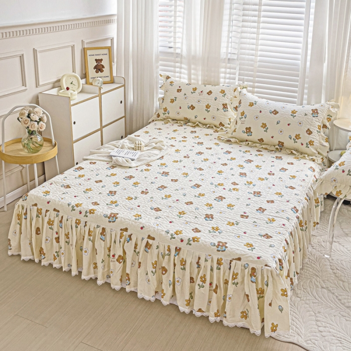 91家纺网 家纺一手货源 找家纺 罗艺轩 2024新款全棉花边床笠式夹棉床裙三件套波塞尔庄园安妮小熊