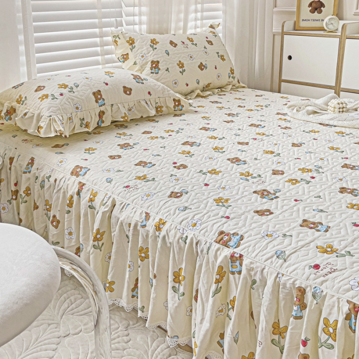 91家纺网 家纺一手货源 找家纺 罗艺轩 2024新款全棉花边床笠式夹棉床裙三件套波塞尔庄园安妮小熊