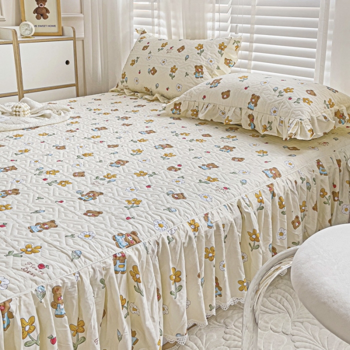 91家纺网 家纺一手货源 找家纺 罗艺轩 2024新款全棉花边床笠式夹棉床裙三件套波塞尔庄园安妮小熊